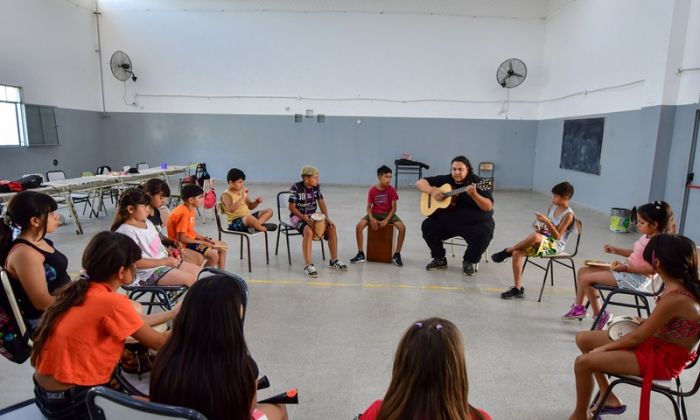 F. Varela - Escuelas Abiertas en verano con diversión, amistad y conocimientos