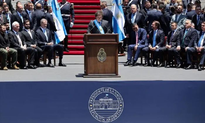 Editorial Perfil denuncia a Milei ante entidades argentinas y del mundo