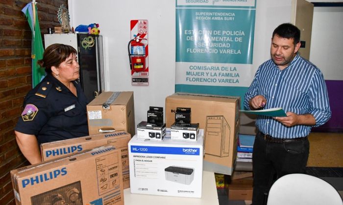F. Varea - El Municipio entregó insumos tecnológicos a Comisarías del distrito
