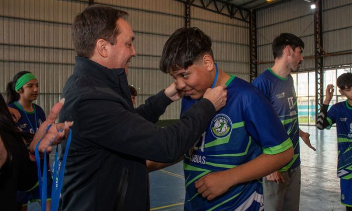 F. Varela - Andrés Watson con los bicampeones del Torneo Metropolitano de handball