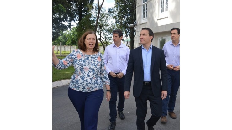Distinguen a trabajadoras de Varela