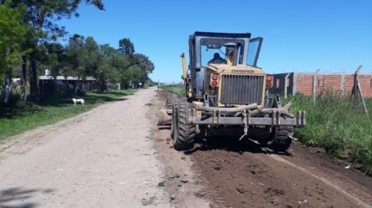 Tareas sobre la red vial en distintos barrios varelenses