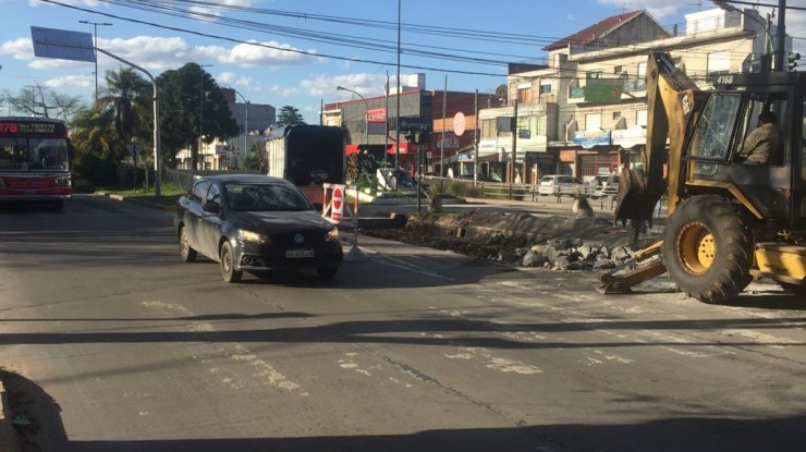 Inician trabajos en el carril central de la avenida San Martín