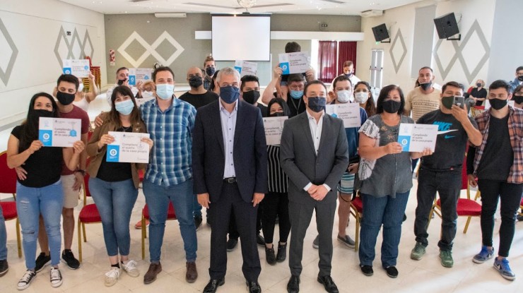 Watson y Ferraresi entregaron créditos para la construcción de hogares