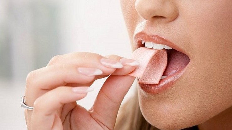 Funcionaria dio un discurso masticando chicle