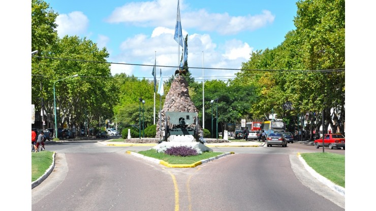 El Monumento a la Bandera que se trasformó en “Bicho Canasto”