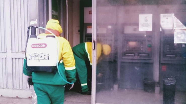 Desinfección de cajeros y tareas de limpieza en los barrios