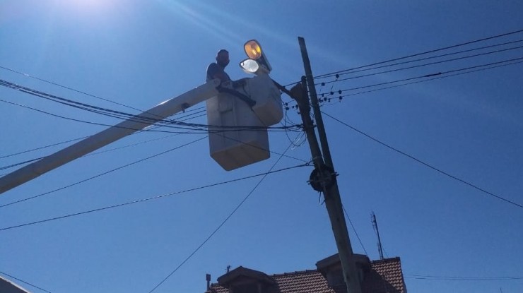 Reparación de luminarias en barrios varelenses