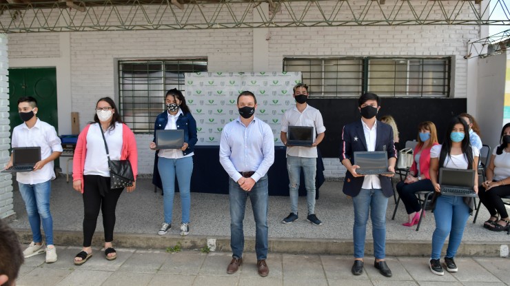Watson entregó netbooks a estudiantes de los secundarios