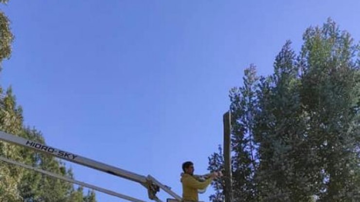 Labores de reparación de luminarias en barrios varelenses