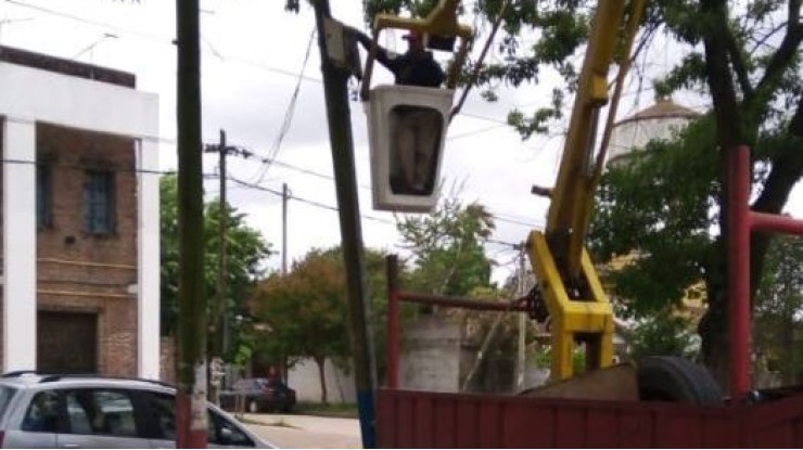 Reparación de luminarias en barrios varelenses