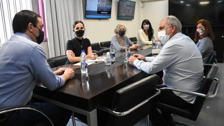 Andrés Watson junto a funcionarios provinciales