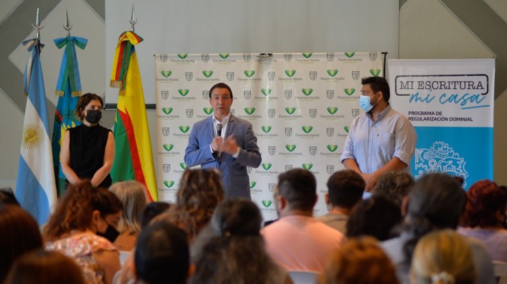 Watson junto a vecinos que formalizaron la escrituración de sus casas