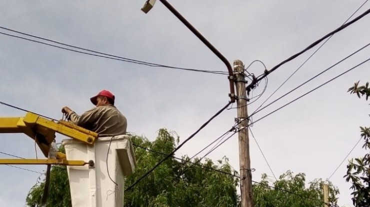 Reparación de luminarias en barrios varelenses