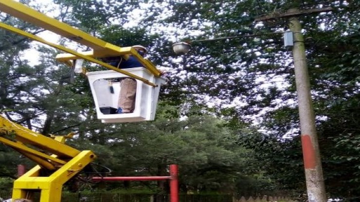 Labores de reparación de luminarias públicas