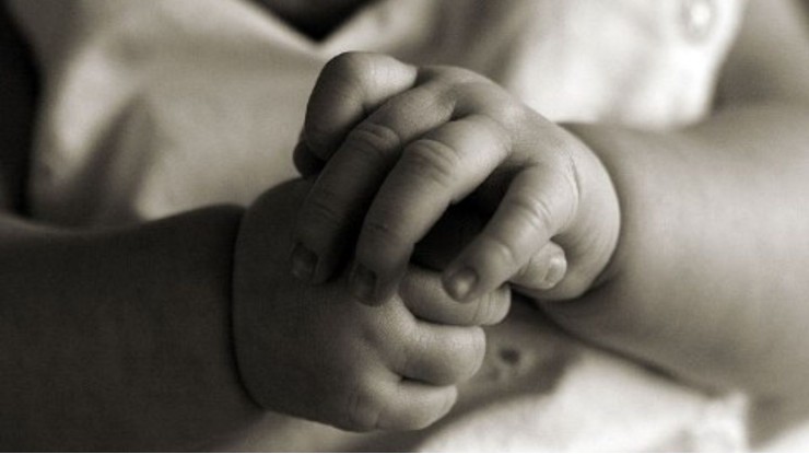 Lucha por su vida el bebé al que la madre quiso matar