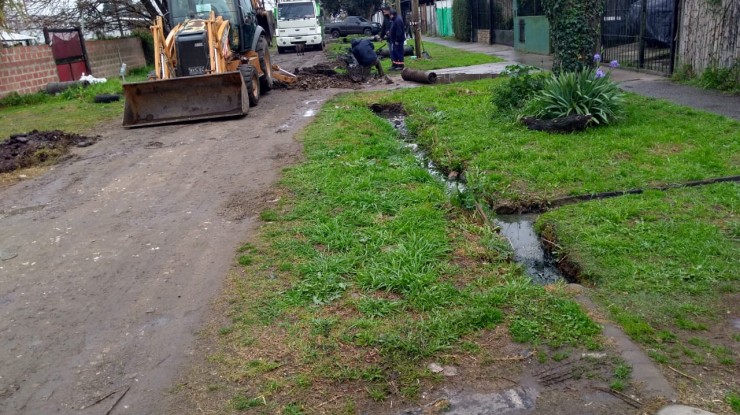 Continúan los trabajos de saneamiento hidráulico en los barrios