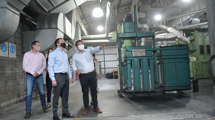 El intendente Watson visitó la empresa Fibran Sur en Ingeniero Allan
