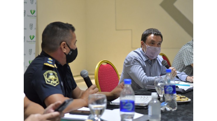 El intendente Andrés Watson junto a las fuerzas de seguridad locales