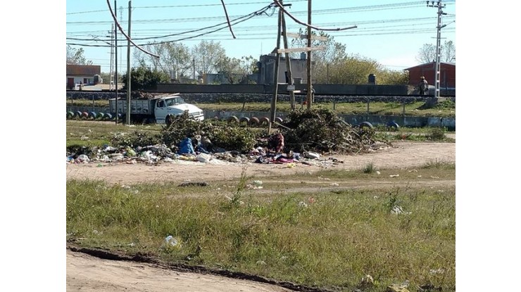 Quejas de lo vecinos por basural en medio de la plaza